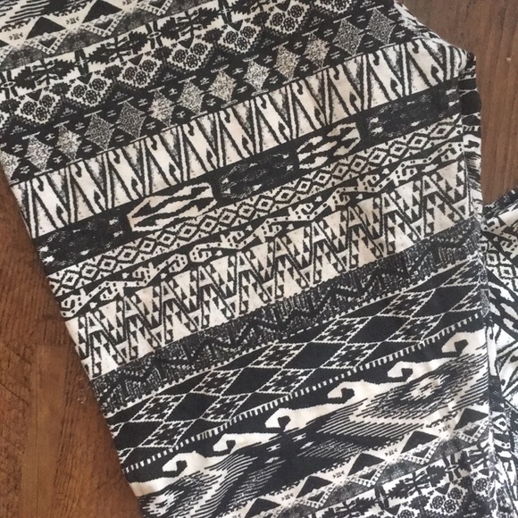 Pull & Bear Black and White Cream Leggings - Picture 2 of 3